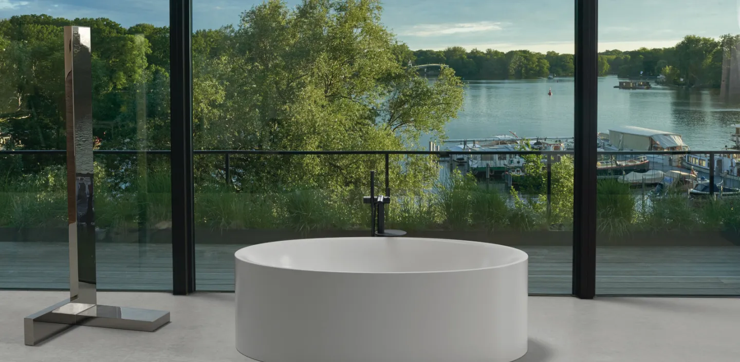 Badewanne BetteEve oval freihstehend in Weiß mit Blick auf einen See