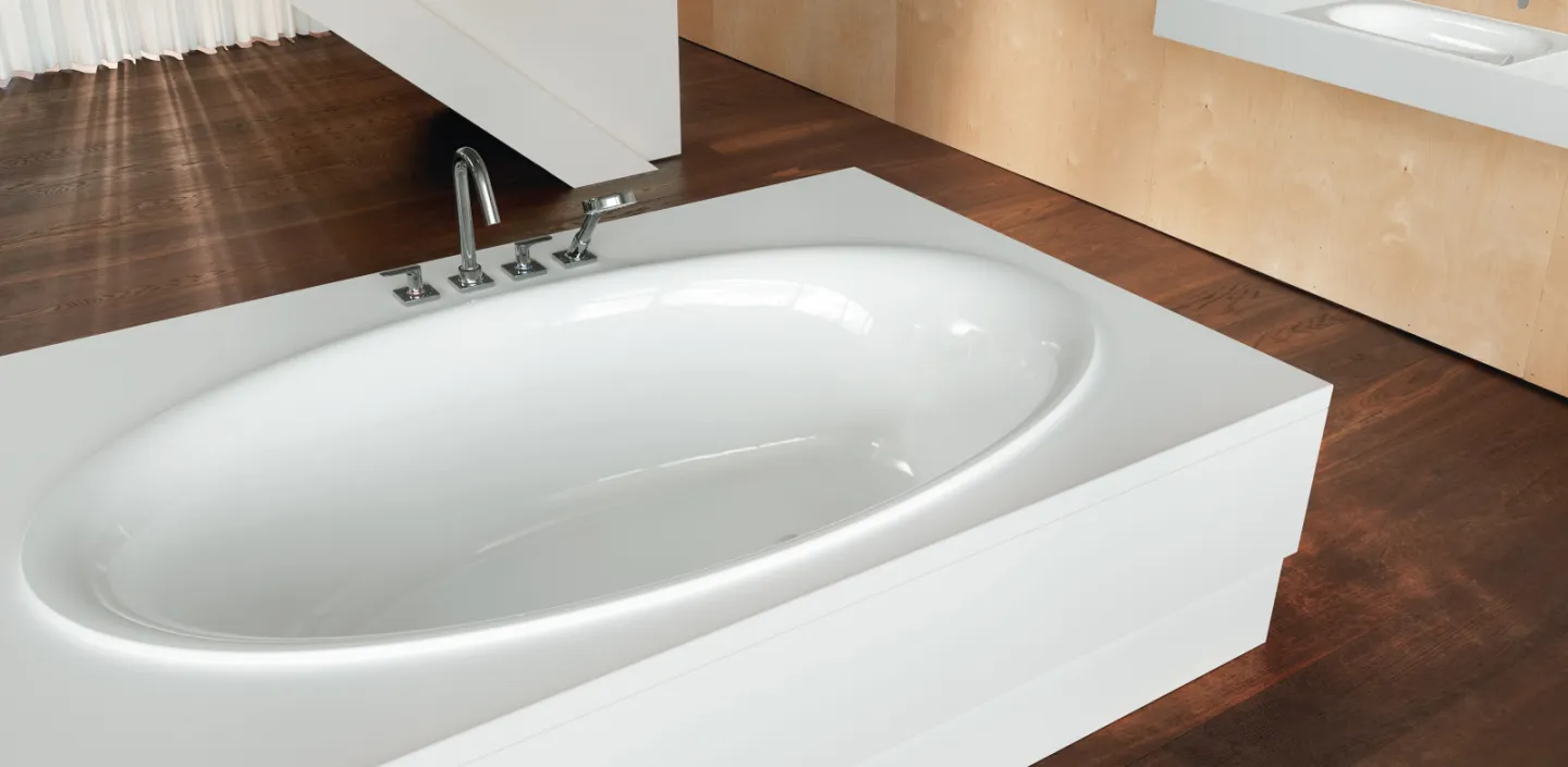 Badewanne BetteEve oval in Weiß auf dunklem Holzfußboden