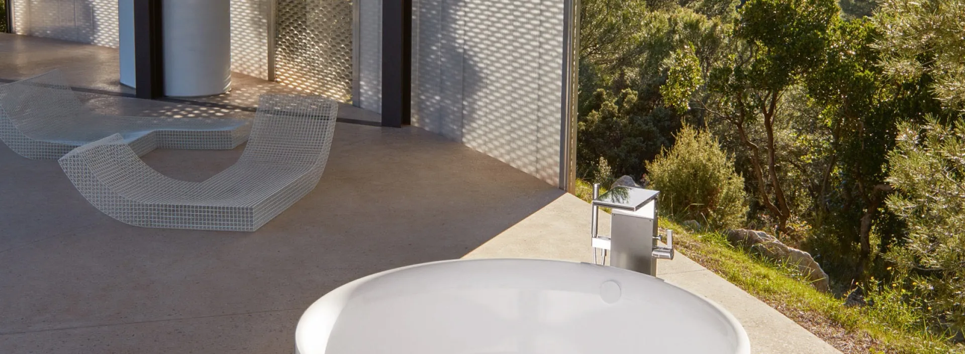 Badewanne BettePond freistehend im abendlichen Sonnenlicht