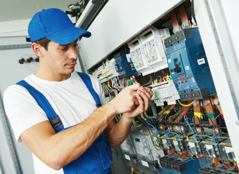 Elektriker bei Arbeiten an einem Schaltschrank