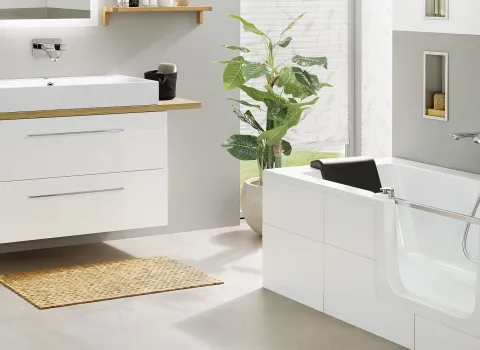 Badewanne Artweger freeway in hellem Badezimmer.