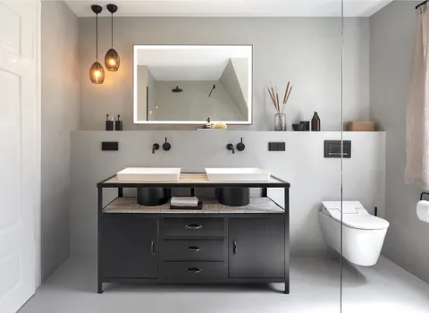 Fugenloses Badezimmer mit wuchtiger Waschtischanlage im industrial Style.