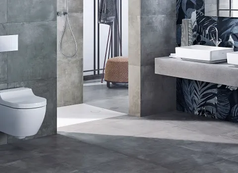 Badezimmer mit barrierfreier Dusche, unterfahrbaren Waschtisch und Dusch-WC von Geberit.