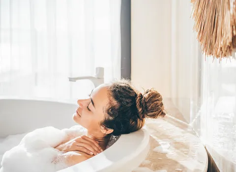 Hübsche Frau entspannt im privaten Whirlpool.