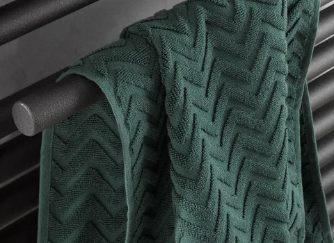 Nahaufnahme Designheizkörper für das Badezimmer mit Handtuchhalter.