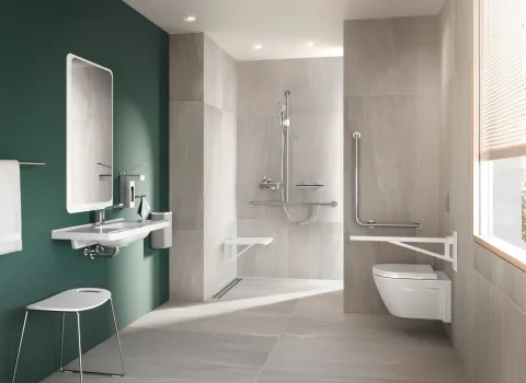 Barrierefreies Badezimmer mit Stützhaltegriffen, Dusch-WC und Walk-In-Dusche.