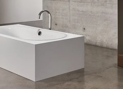 Badewanne BetteLux oval vor Sichtbeton