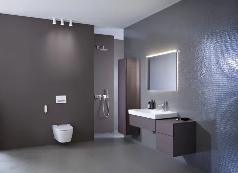 Modernes barrierefreies Bad mit Geberit AquaClean Sela Dusch-WC und offener Dusche.