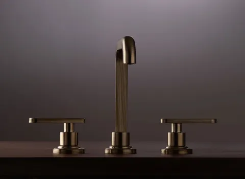 Eine klassische Frattini Parklane Armatur in Bronzeoptik, bestehend aus einem hohen, gerillten Auslauf und zwei markanten T-förmigen Griffen.