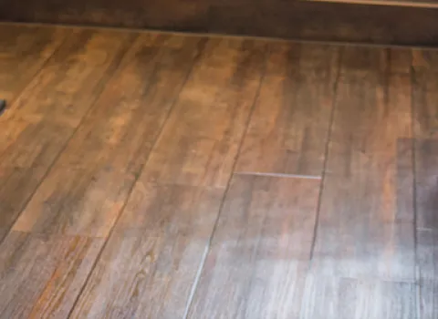 Badezimmerboden in Holzoptik mit natürlicher Maserung und matter Oberfläche für warme, wohnliche Atmosphäre.