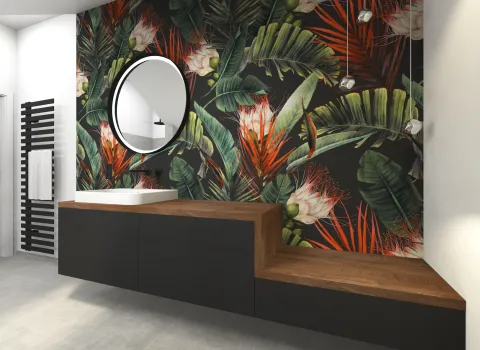 Elegantes Badezimmer mit tropischer Pflanzen-Fototapete, Holzwaschtisch und rundem Spiegel.