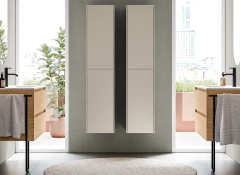 Symmetrische Badgestaltung mit zwei wandhängenden Waschtischen mit Holzfront, schwarzen Armaturen und hohen Fenstern in modernem Interior-Design von Stocco.
