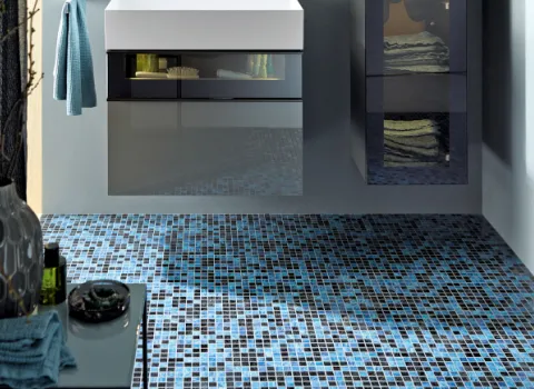 Der Waschtisch Yumo Mileu von Burgbad in einem Badezimmer mit Mosaik-Fliesen.
