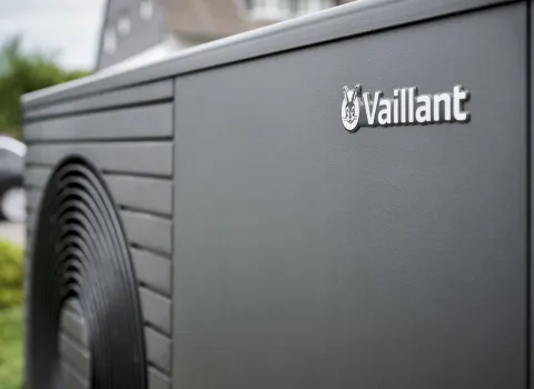 Nahaufnahme einer dunkelgrauen Wärmepumpe von Vaillant.
