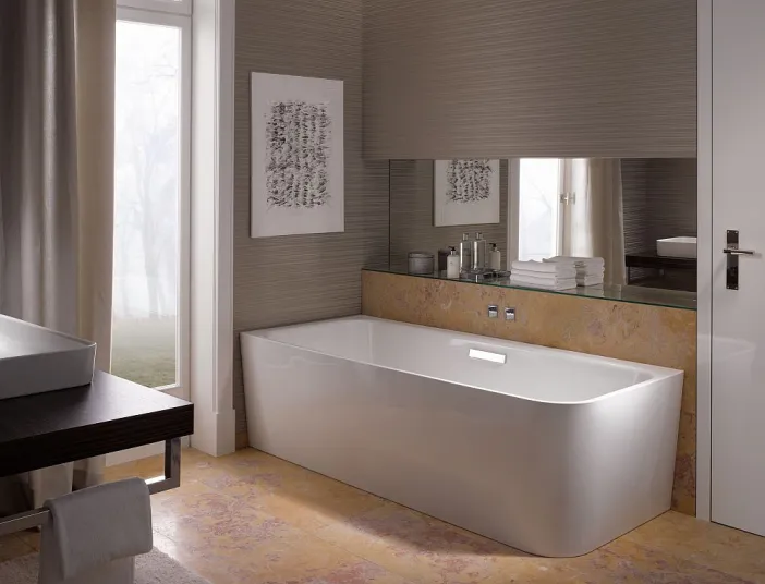 Badewanne BetteArt IV auf Naturstein unter Spiegel in Badecke 