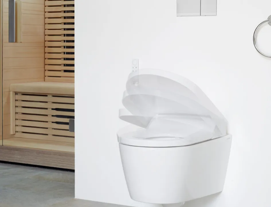 Ein minimalistisches, weißes WC mit Absenkautomatik befindet sich in einem Badezimmer neben einer Sauna. Der Deckel des WCs ist in verschiedenen Phasen des Schließens dargestellt, was die sanfte Schließmechanik betont.