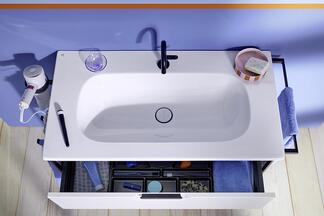 Großzügiger Waschtisch mit herausziehbaren Stauraum 