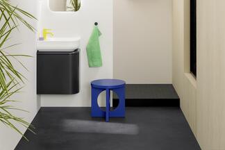 Schwarzer Eckwaschtisch mit blauen Hocker