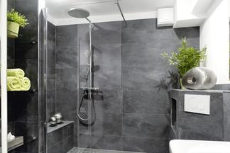 Dusche mit Sitzgelegenheit