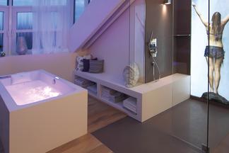 Viele Lichteffekte und Duschabtrennung von HSK