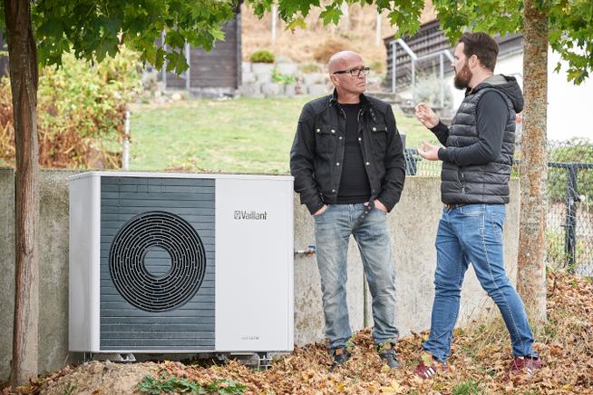 Zwei Männer draußen mit einem Produkt der Firma Vaillant