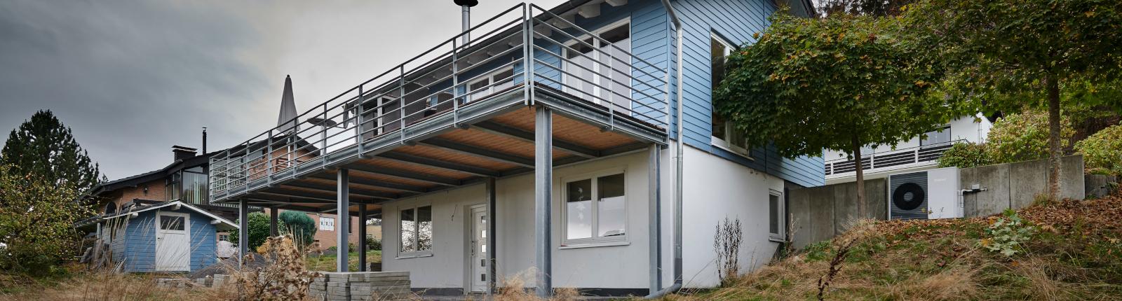 blaues Einfamilienhaus