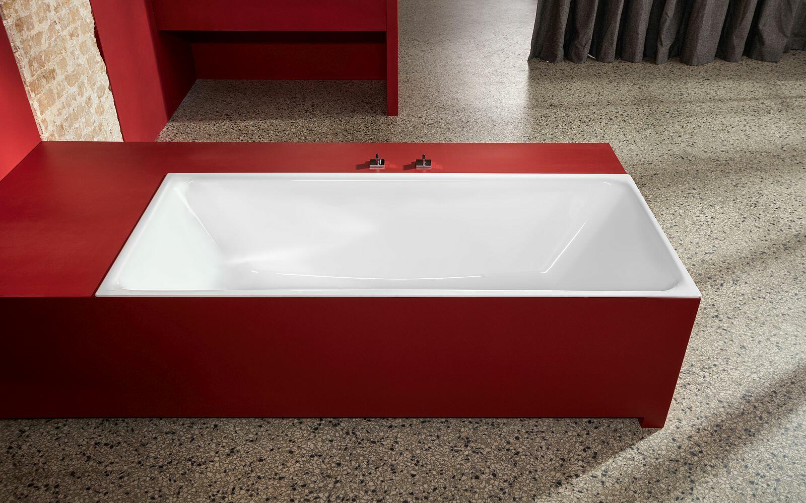 Einbauwanne BetteLoft mit roter Umrahmung