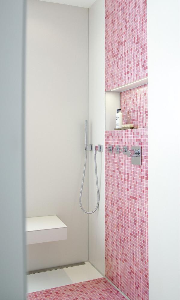 Dusche mit Glasmosaik