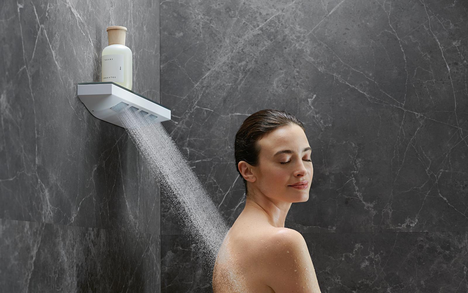 Frau beim Duschen mit der Schulterbrause von Hansgrohe
