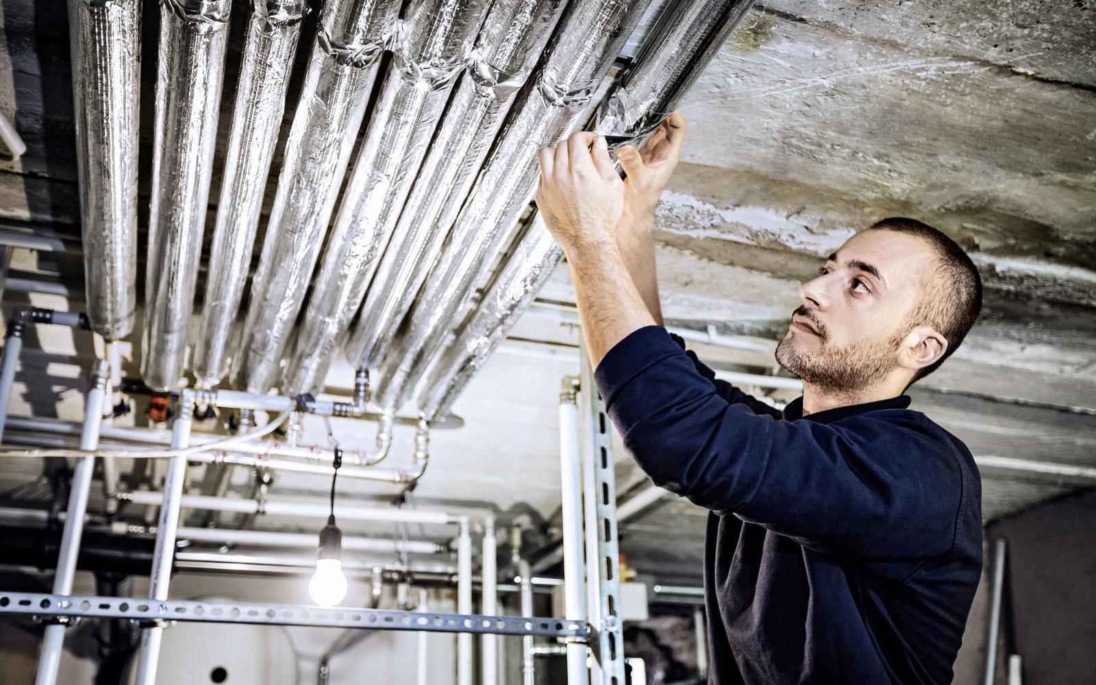 Handwerker isoliert Rohre